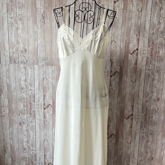 Vanity Fair Other - 𝅺VANITY Fair Off White Lace Trim Slip